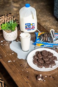 Milk and Oreo cookies.